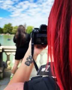 Marion, photographe professionnelle à Saint-Martin-de-Crau, capte l'essence de vos instants précieux. Que ce soit pour des portraits émouvants, des photos de famille authentiques, ou l'immortalisation de vos événements spéciaux, nous transformons vos émotions en souvenirs durables.